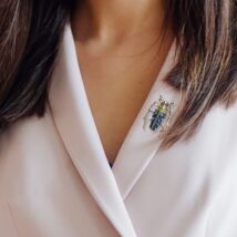 Broszka ozdobna kryształki niebieski chrabąszcz BZ171