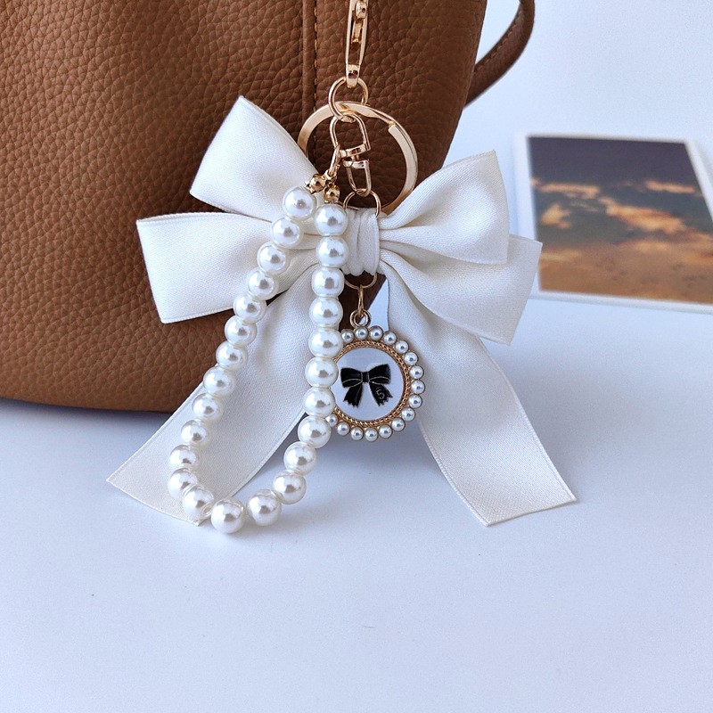 Brelok do kluczy z kremową KOKARDĄ i perłami BRL362K - obrazek 3