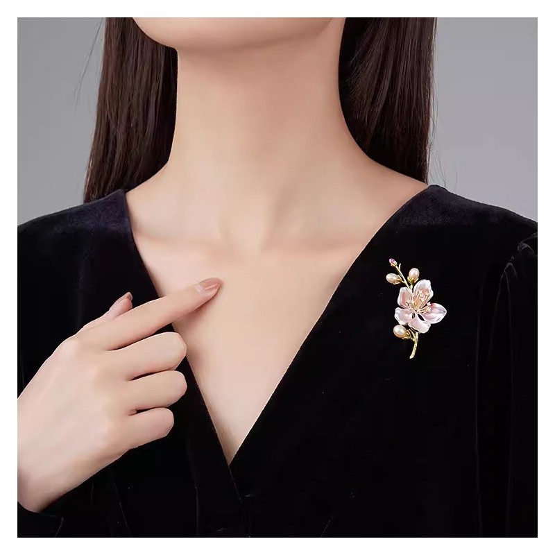 Broszka ozdobna delikatna, kwiat wiśni z kryształkami i perłami BZ204 - obrazek 3
