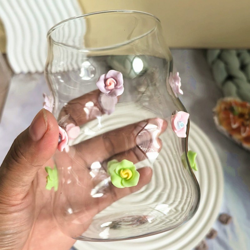 Szklanka z falowanymi ściankami i kwiatkami 450 ml ze słomką i pokrywką SZK164 - obrazek 3