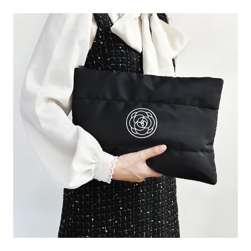 Kosmetyczka damska pikowana duża, wodoodporna czarna 22 x 31cm KS144CZ - obrazek 3