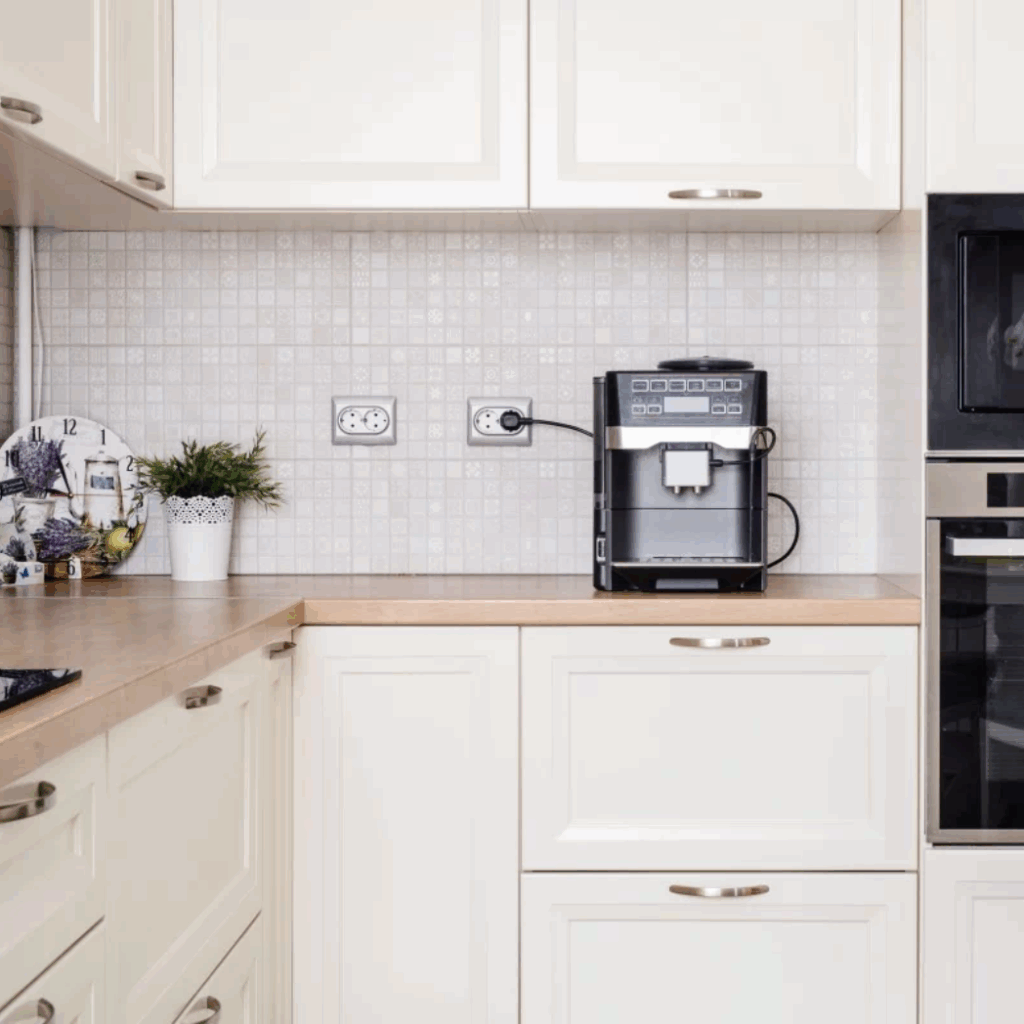 Małe AGD w nowoczesnej kuchni z elementami elektroniki.