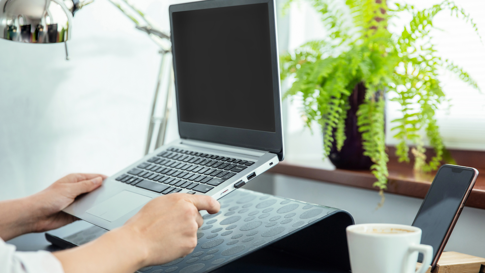 Hub USB-C z podpiętym HDMI i RJ-45 – zbliżenie portów