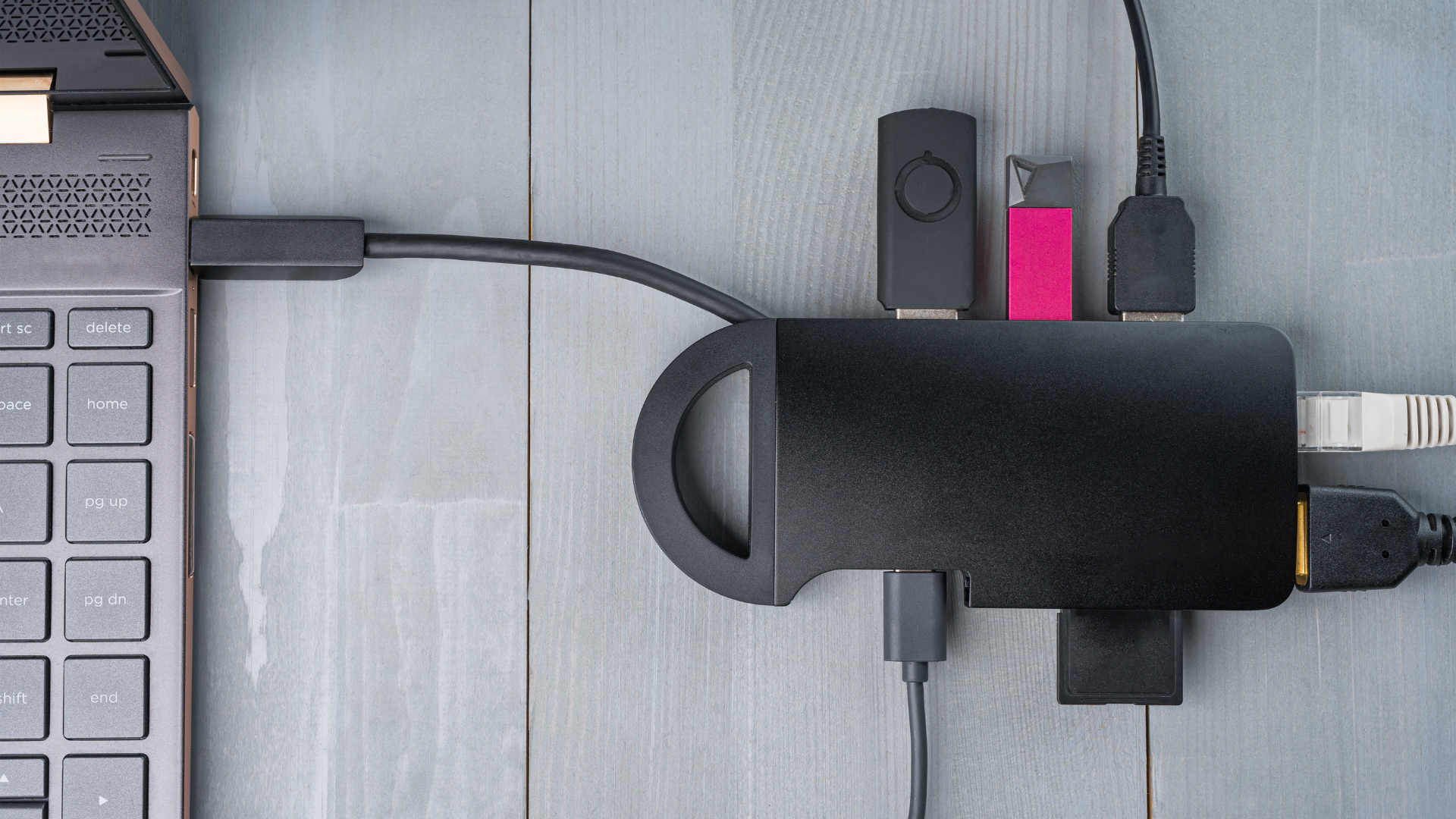 Hub USB-C z podpiętym HDMI i RJ-45 – zbliżenie portów