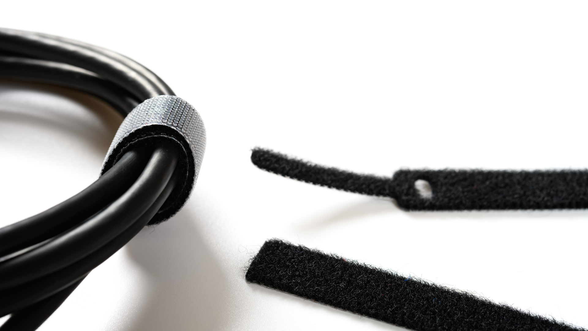 Kable różnej długości spięte rzepami – porządek kabli, flat lay