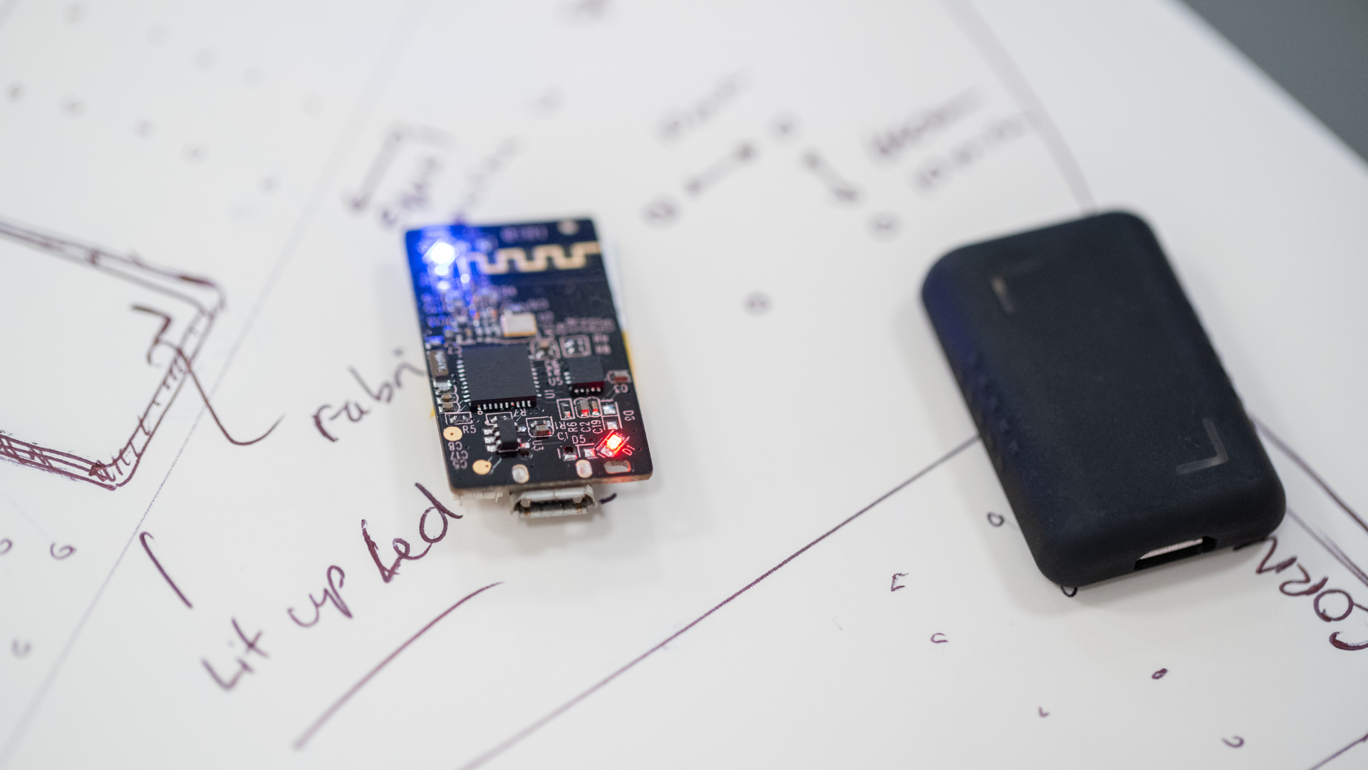 Trackery BT/UWB przy kluczach i plecaku – ujęcie lifestyle