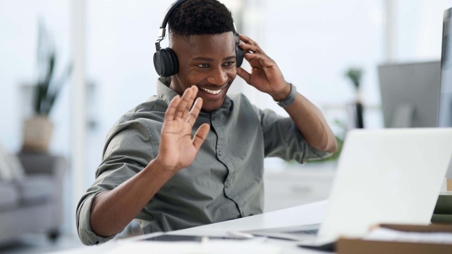 Słuchawki TWS podczas wideorozmowy przy oknie, neutralne tło