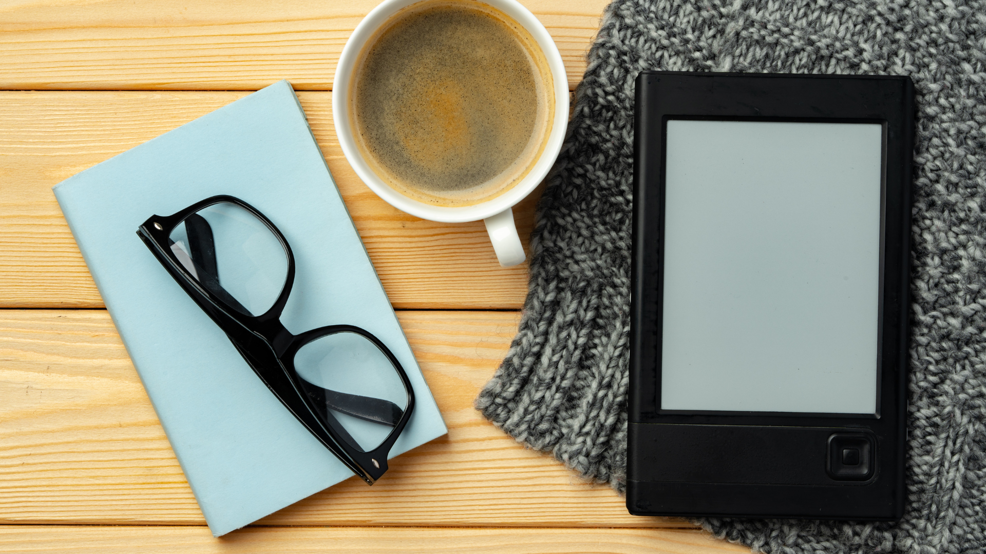 Czytnik e-booków z ciepłą barwą pod lampką – wieczorna scena