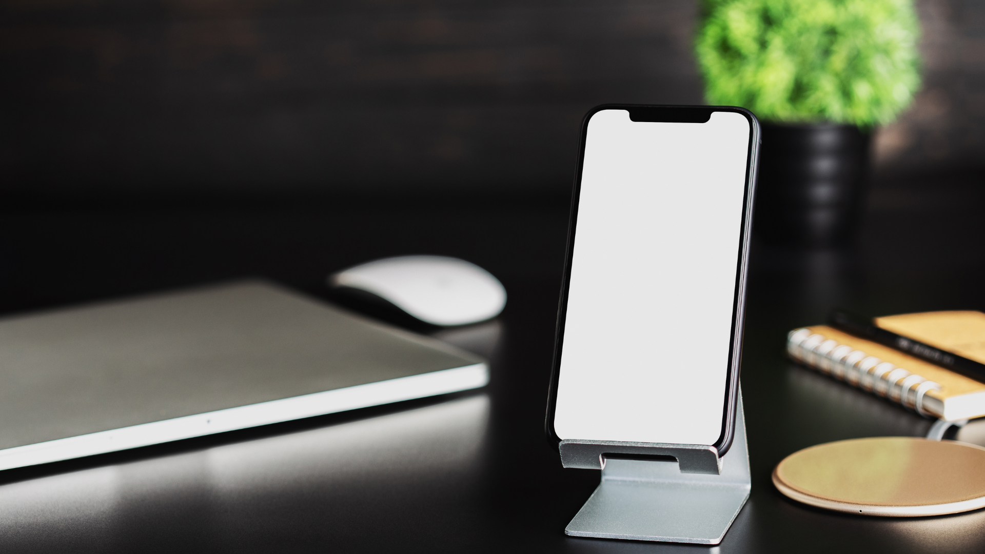 Stojak na telefon obok laptopa – praca side-by-side