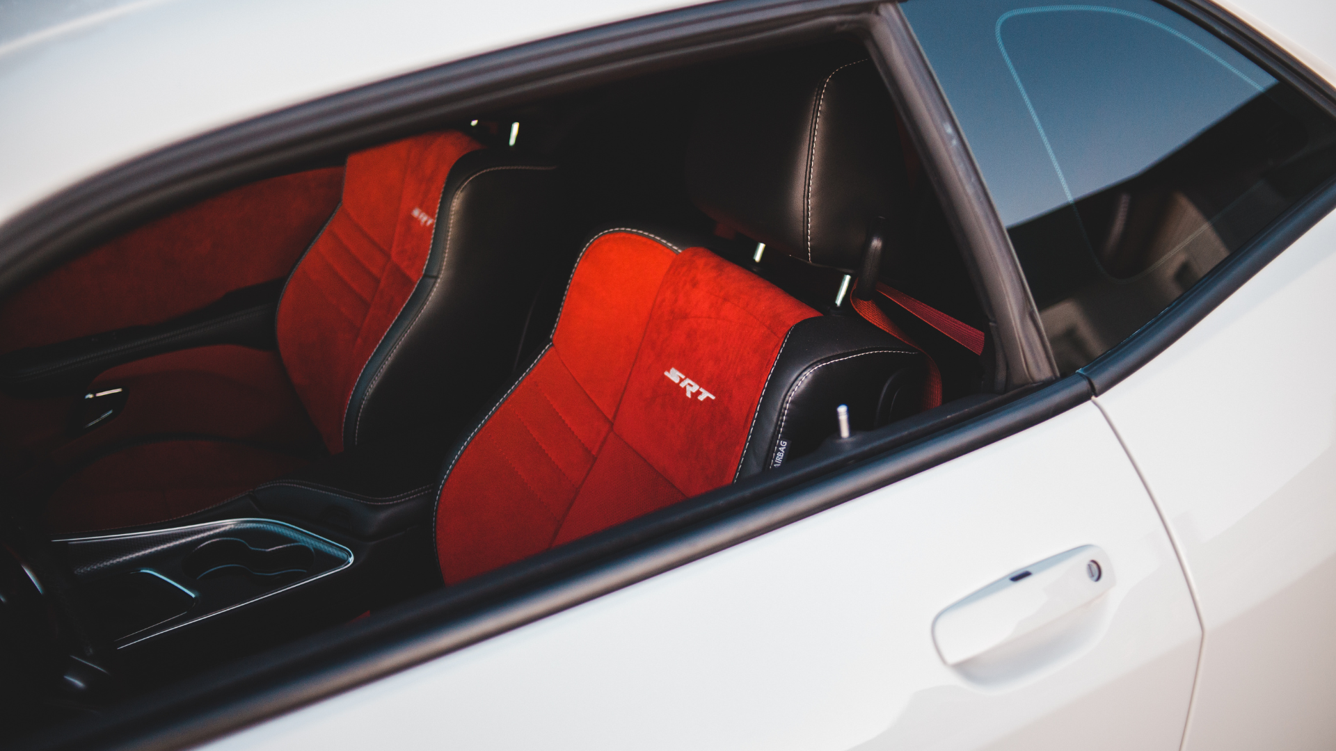 Pokrowce na siedzenia z wycięciami ISOFIX – fotelik dziecięcy w tle