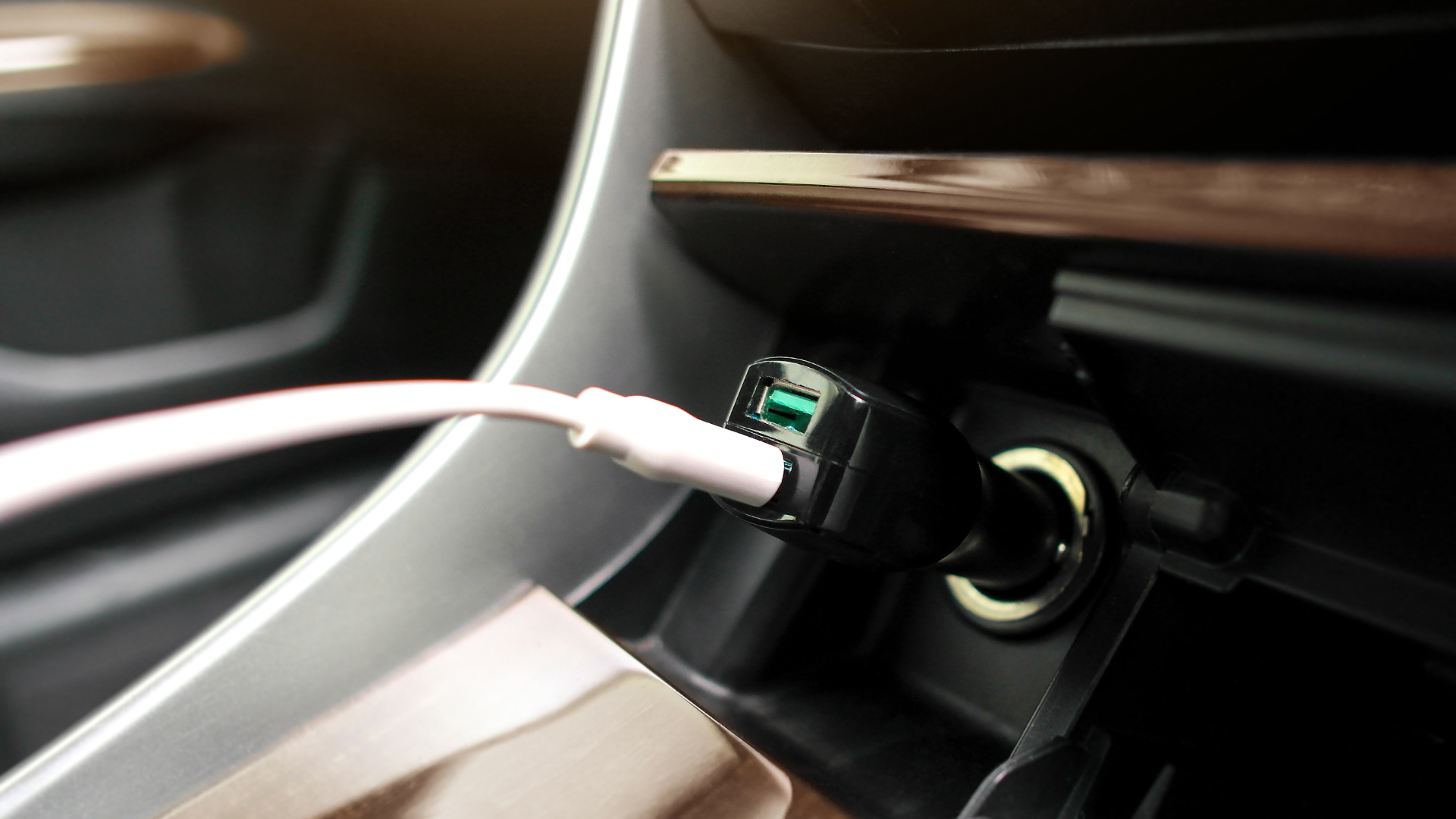 Ładowarka samochodowa USB-C PD w gnieździe 12 V – zbliżenie z diodą LED