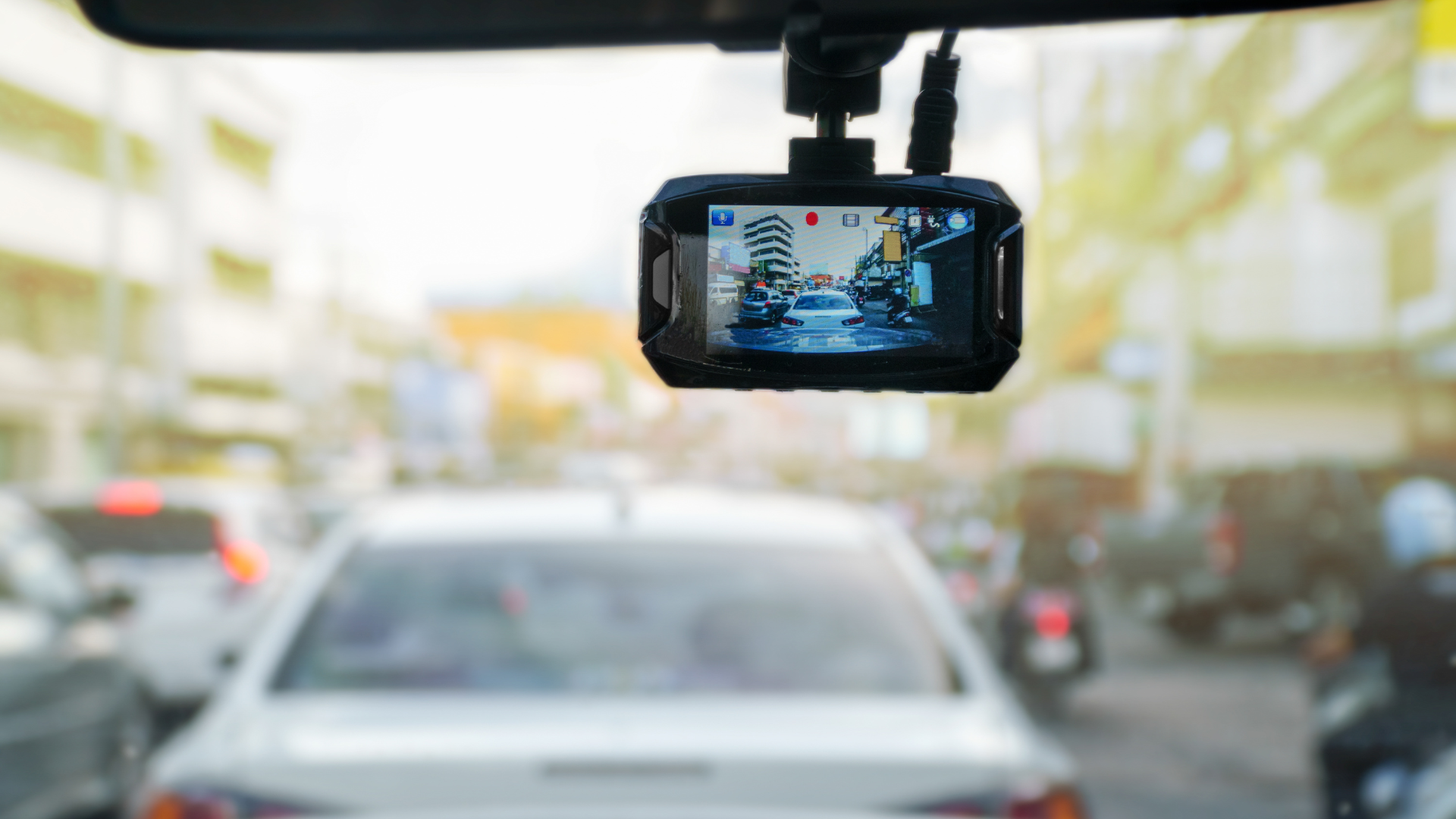 Wideorejestrator na przedniej szybie – estetycznie poprowadzony kabel