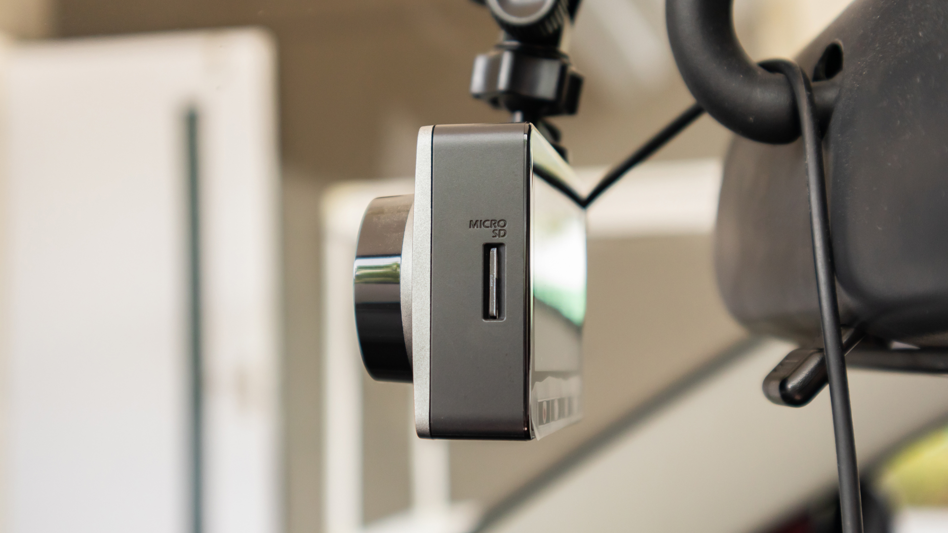 Karta microSD V30 i filtr CPL obok dashcama – techniczny flat lay