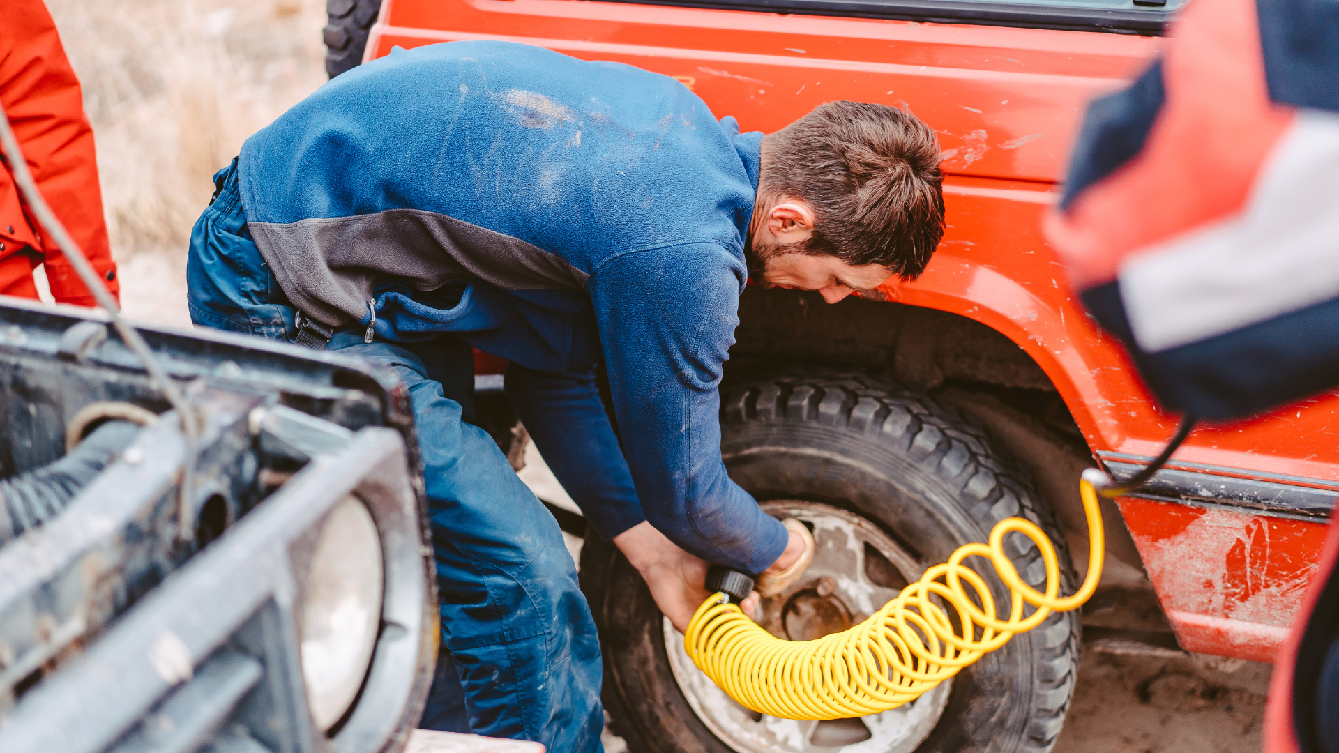 Kompresor 12 V pompujący koło – manometr cyfrowy w kadrze