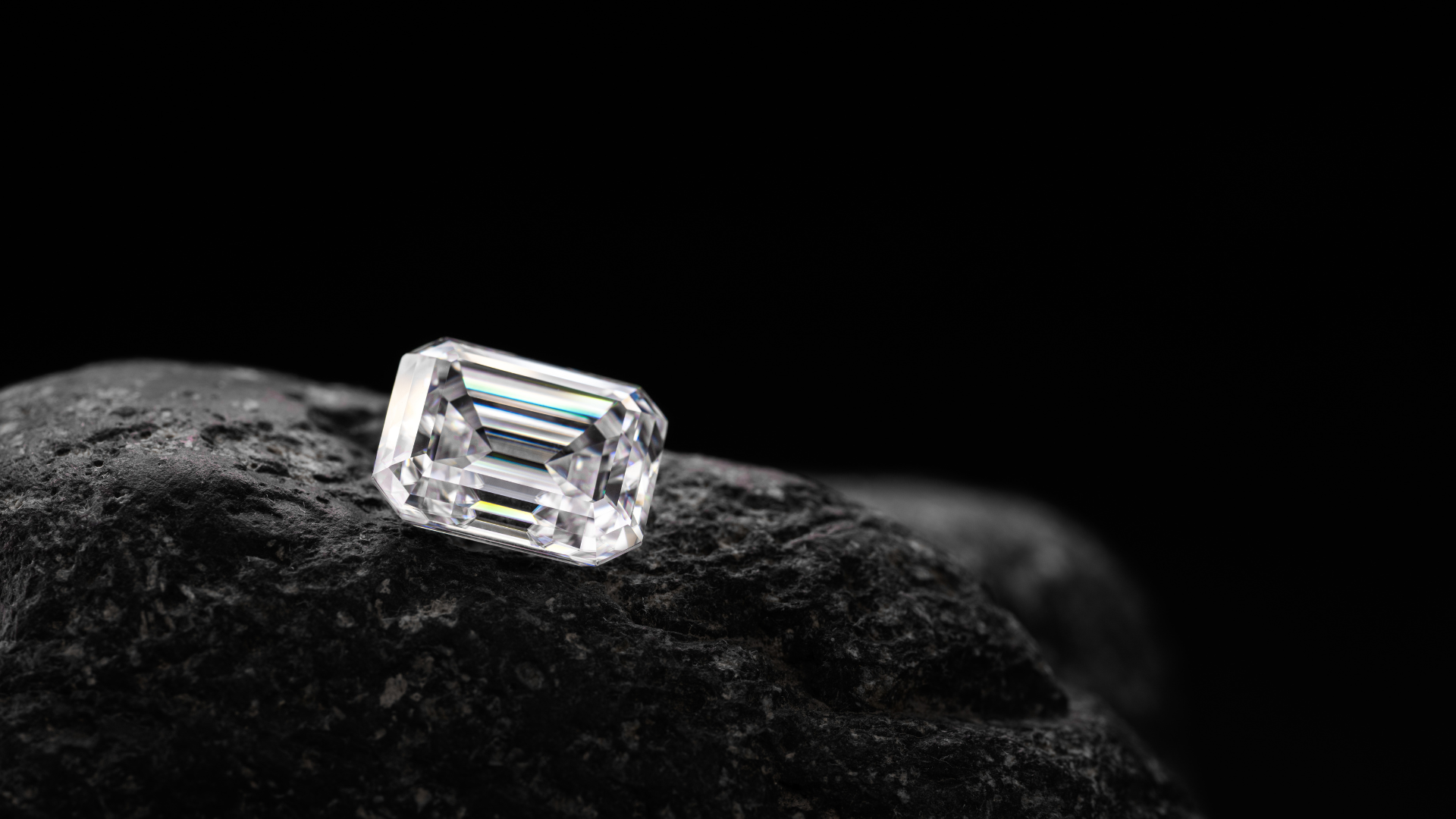 Minimalistyczna biżuteria ze stali 316L na kamiennej podstawce – detal faktury