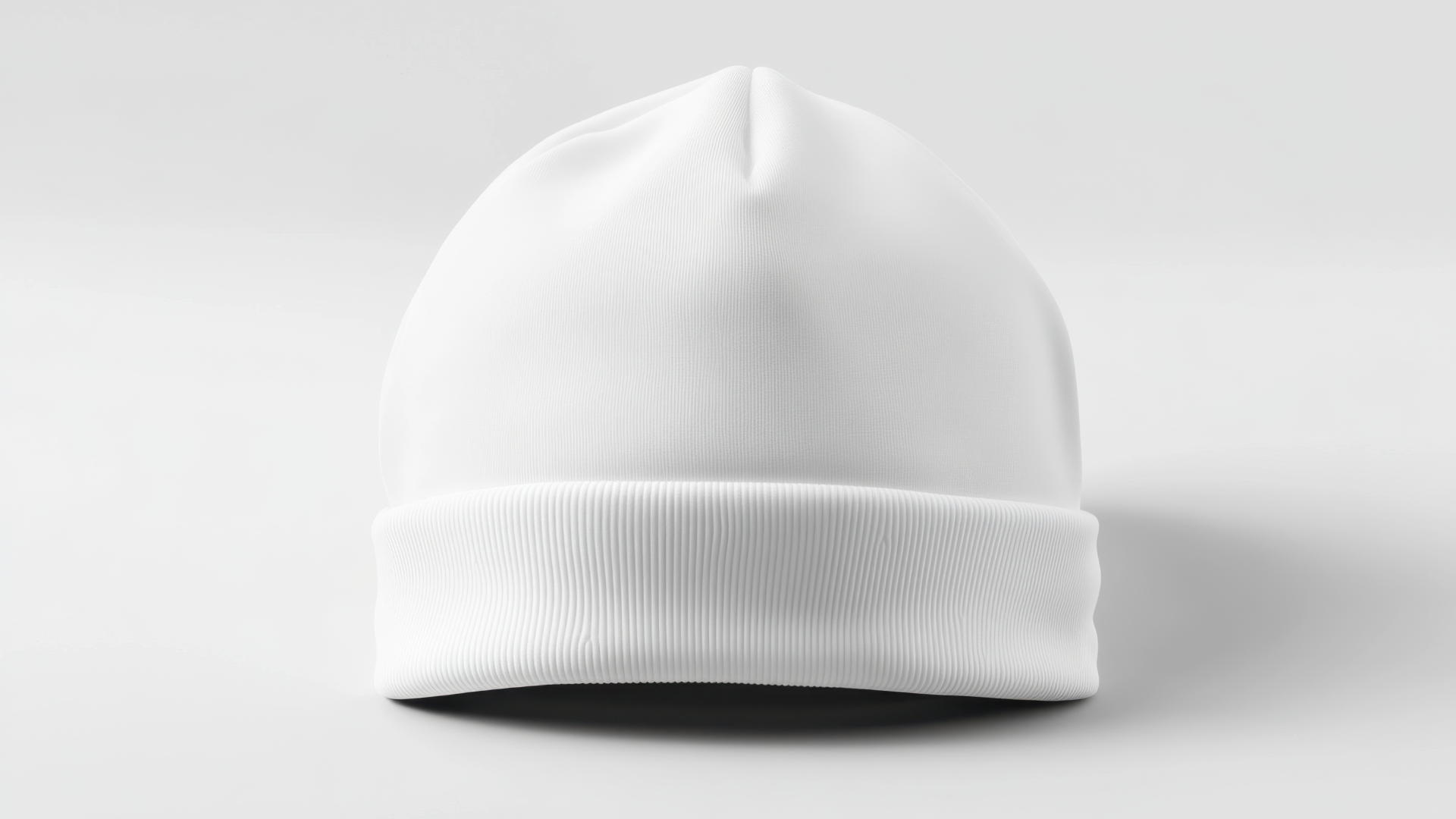 Czapka beanie i kapelusz bucket na dwóch sylwetkach – różne typy urody