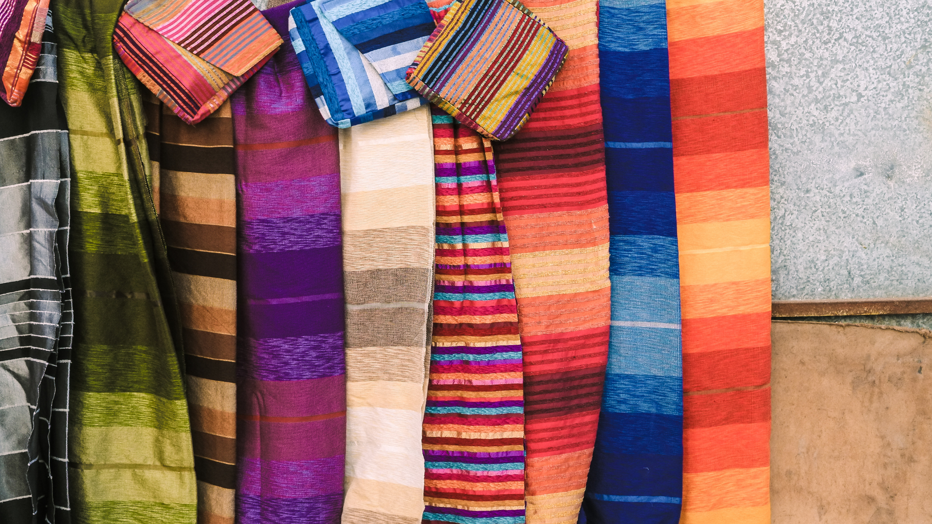 Szalik jedwabny i wełniany obok siebie – porównanie faktur