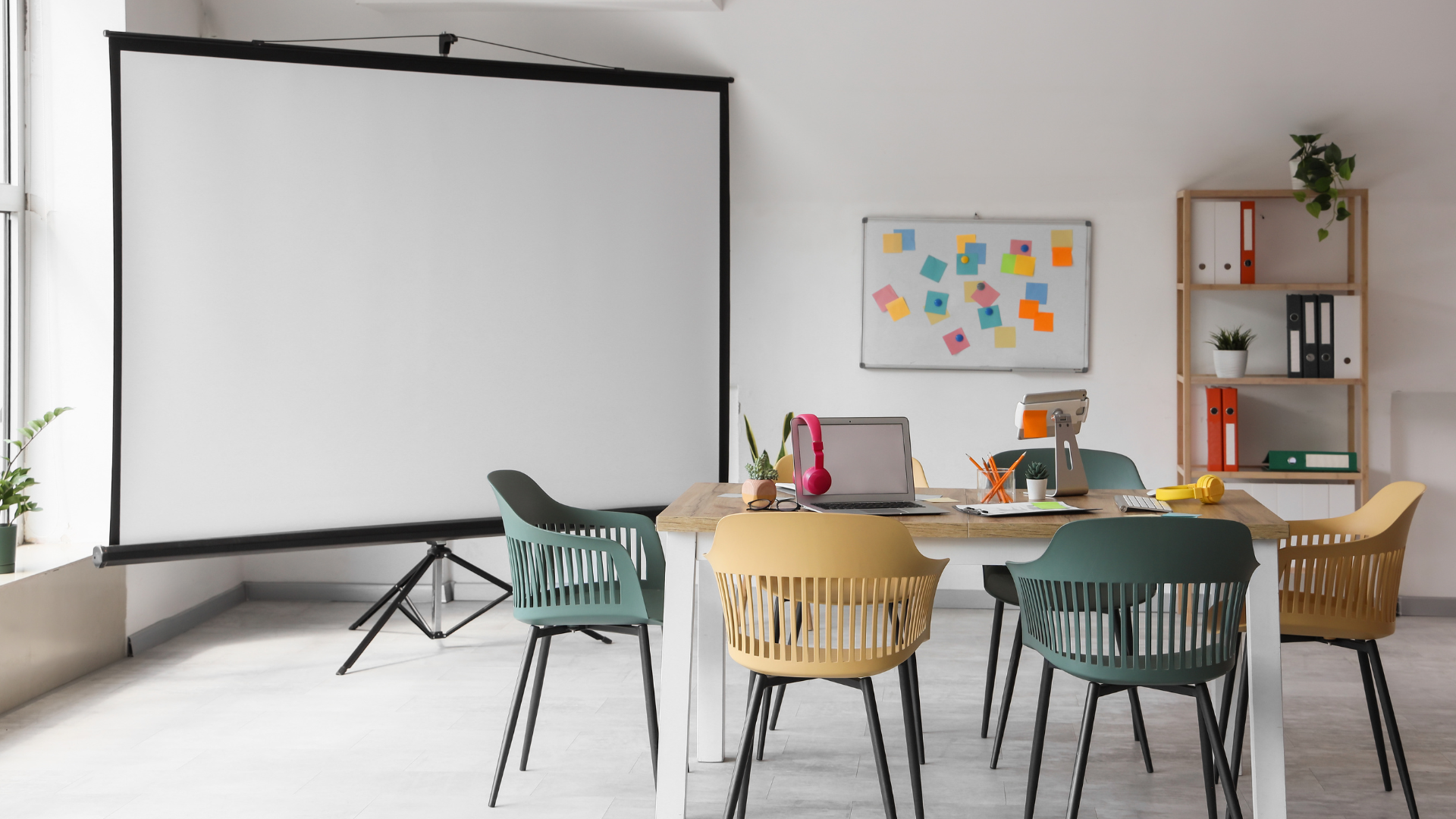 Półka pod projektor z poziomicą – precyzyjne, równe ustawienie urządzenia