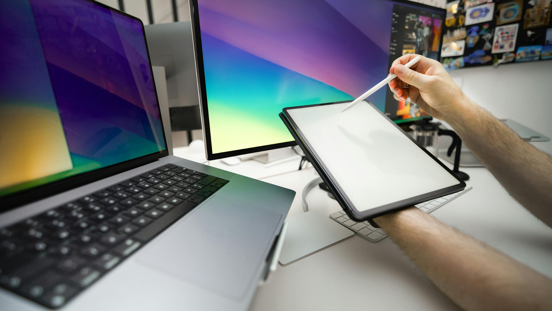 Ekran przenośny typu tripod rozkładany w salonie