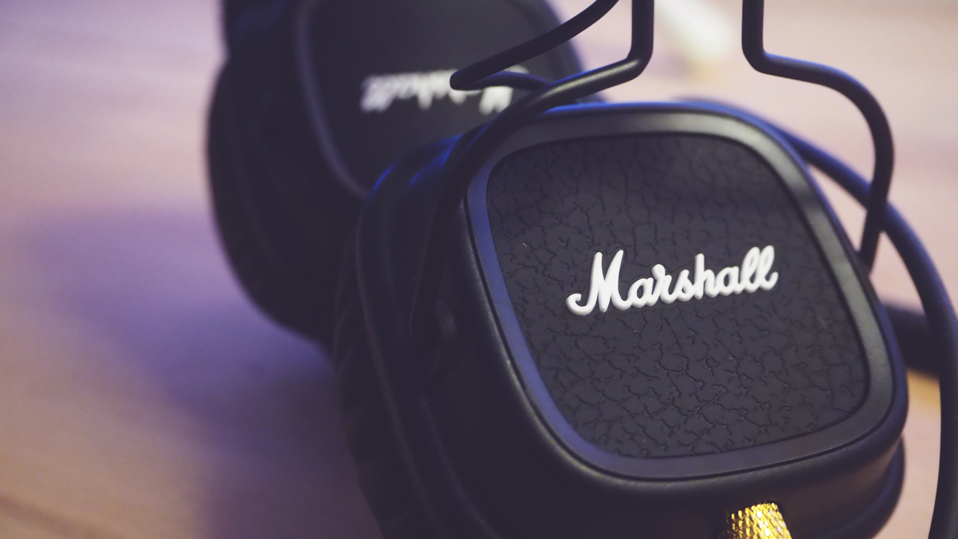 Soundbar 2.1 obok zestawu głośników 2.1 – dwie konfiguracje do porównania