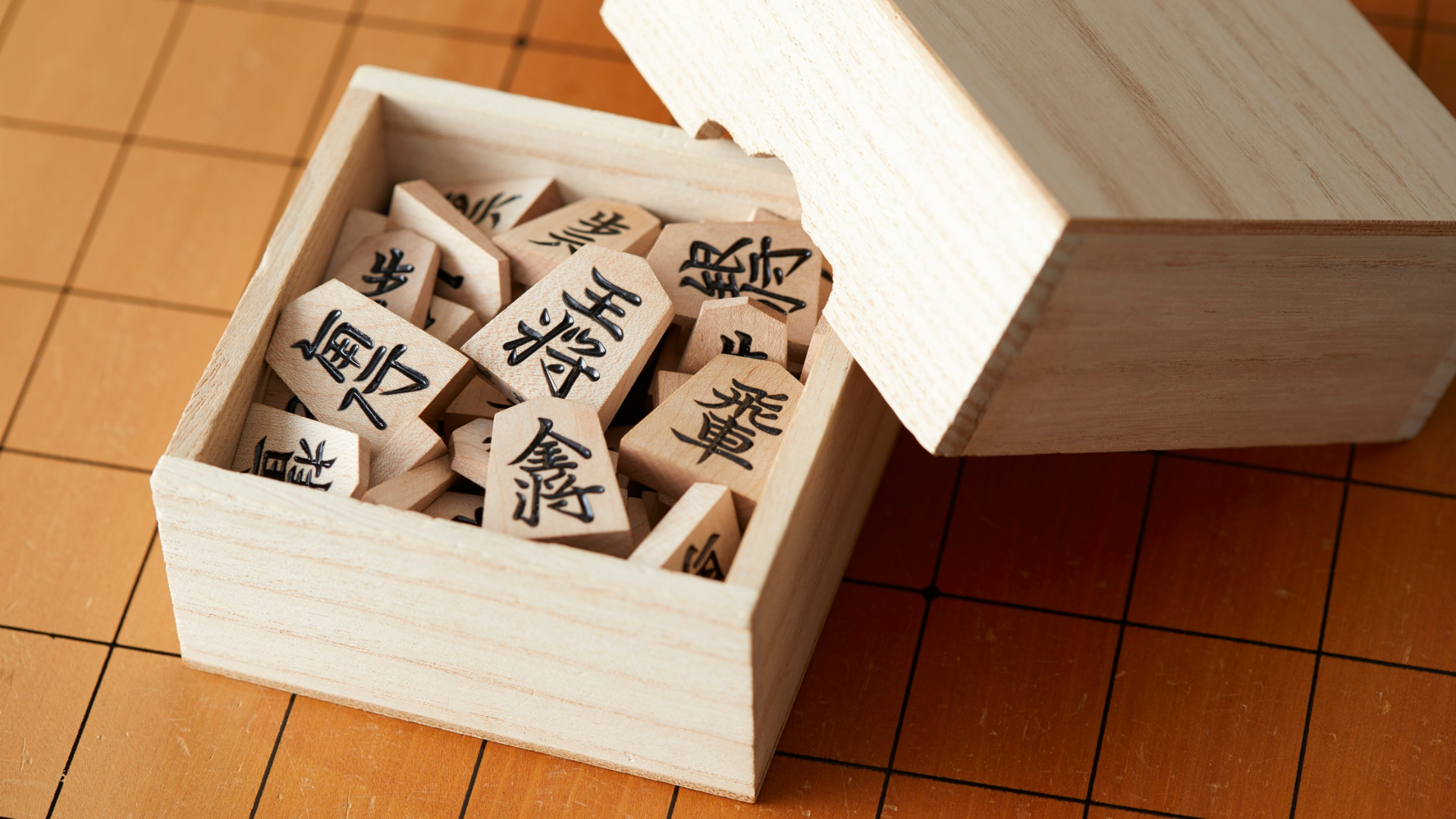 Organizer na gry i filmy na pionowym regale z etykietami