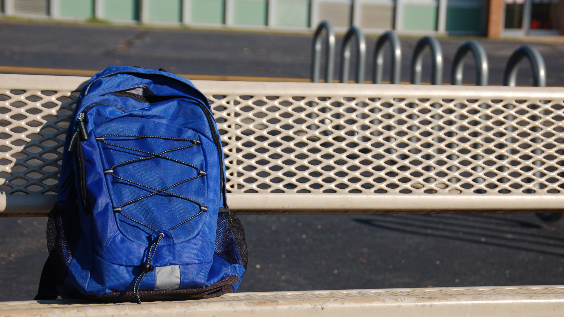 Plecak 25 L na ławce – pokazany system wentylacji pleców