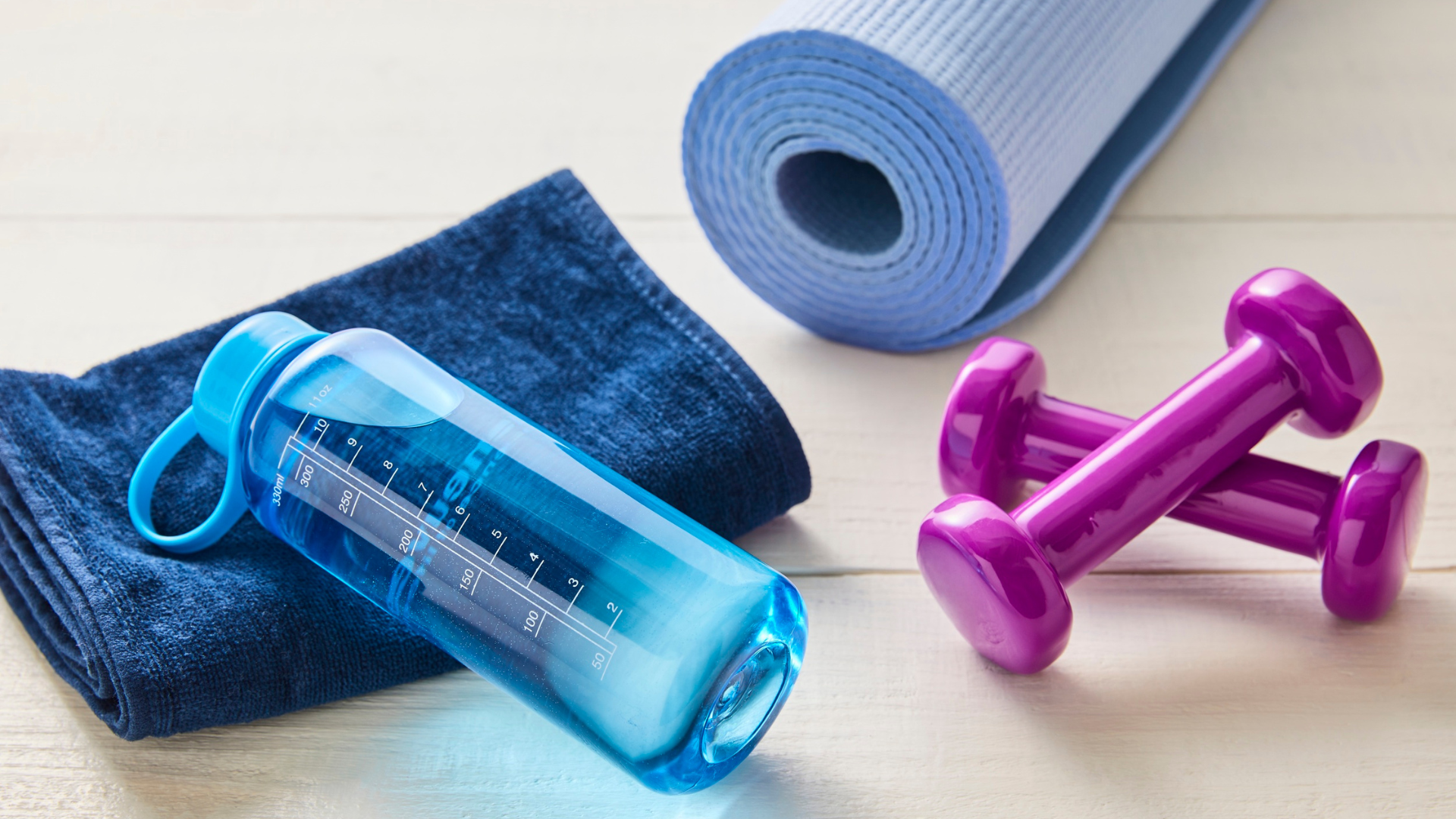 Butelka filtrująca i składany bidon – porównanie rozmiaru przy kranie