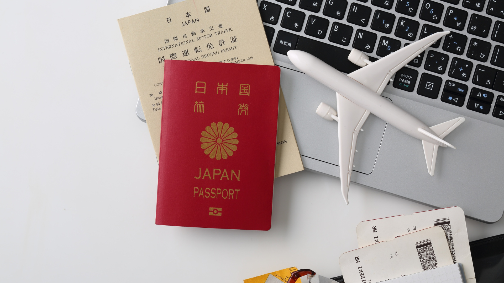 Etui na paszport i karty z RFID – zbliżenie trzymane w dłoni