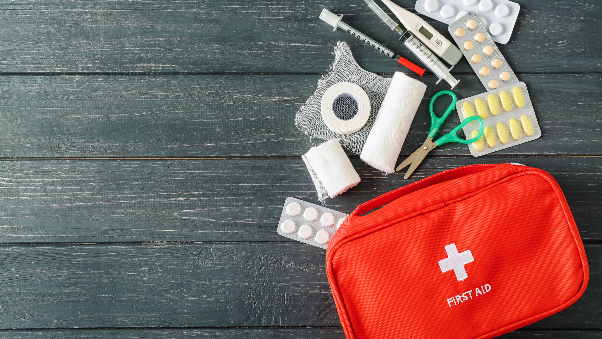 Mini apteczka – rozłożona zawartość: plastry, gaziki, leki