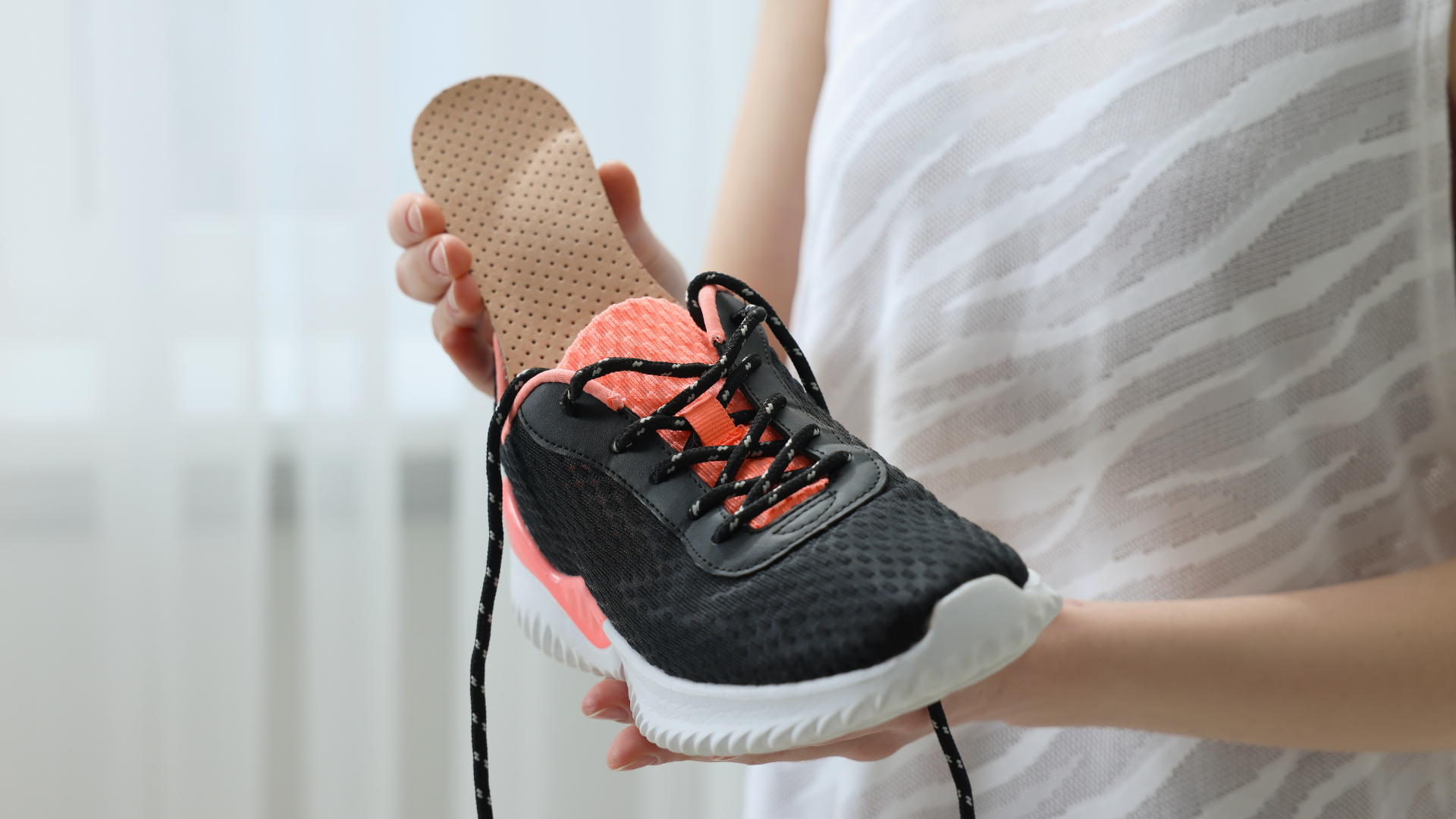 Buty z wkładkami żelowymi – przekrój i wyjęta wkładka