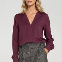 Wiskozowa bluzka z szeroką plisą na dekolcie B196 Śliwka – Nife