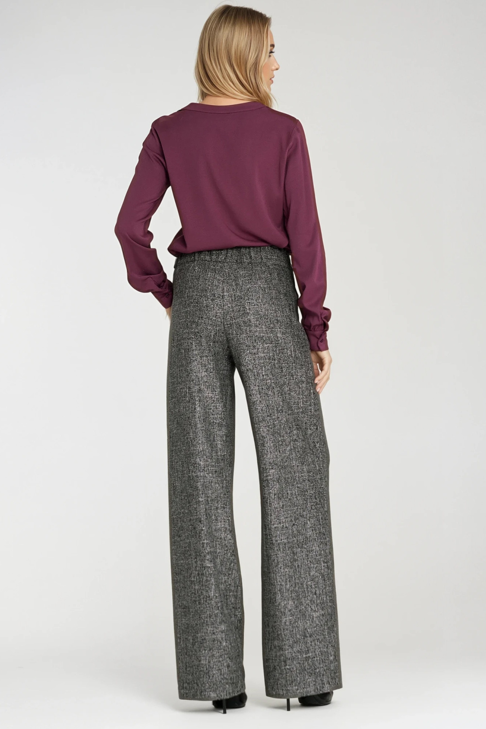 Wiskozowa bluzka z szeroką plisą na dekolcie B196 Śliwka - Nife - obrazek 4