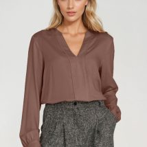 Wiskozowa bluzka z szeroką plisą na dekolcie B196 Mocca – Nife