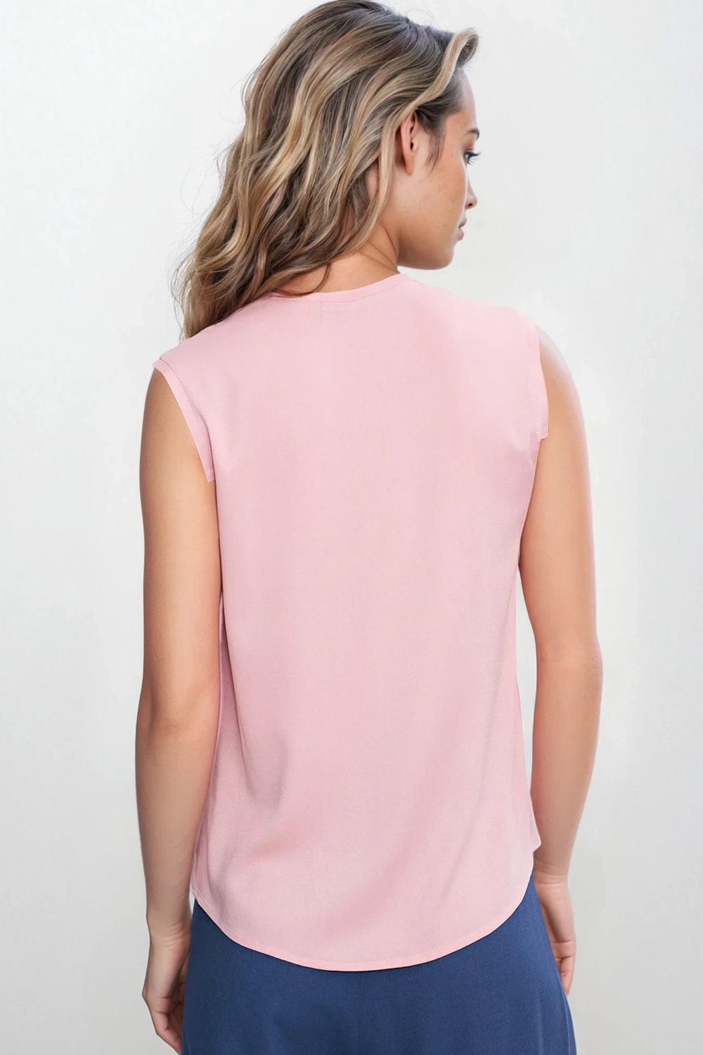 Bluzka bez rękawów, z dekoltem V B191 Pink - Nife - obrazek 4