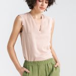 Bluzka bez rękawów z dekoltem V B161 Beige - Nife - obrazek 5