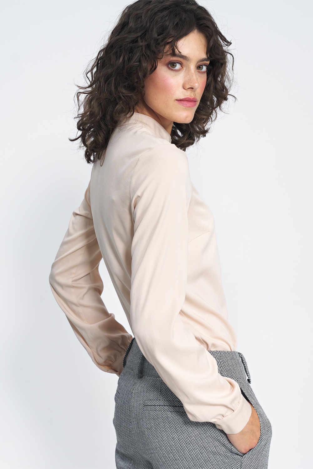 Beżowa bluzka z długim rękawem na stójce B156 Beige - Nife - obrazek 5