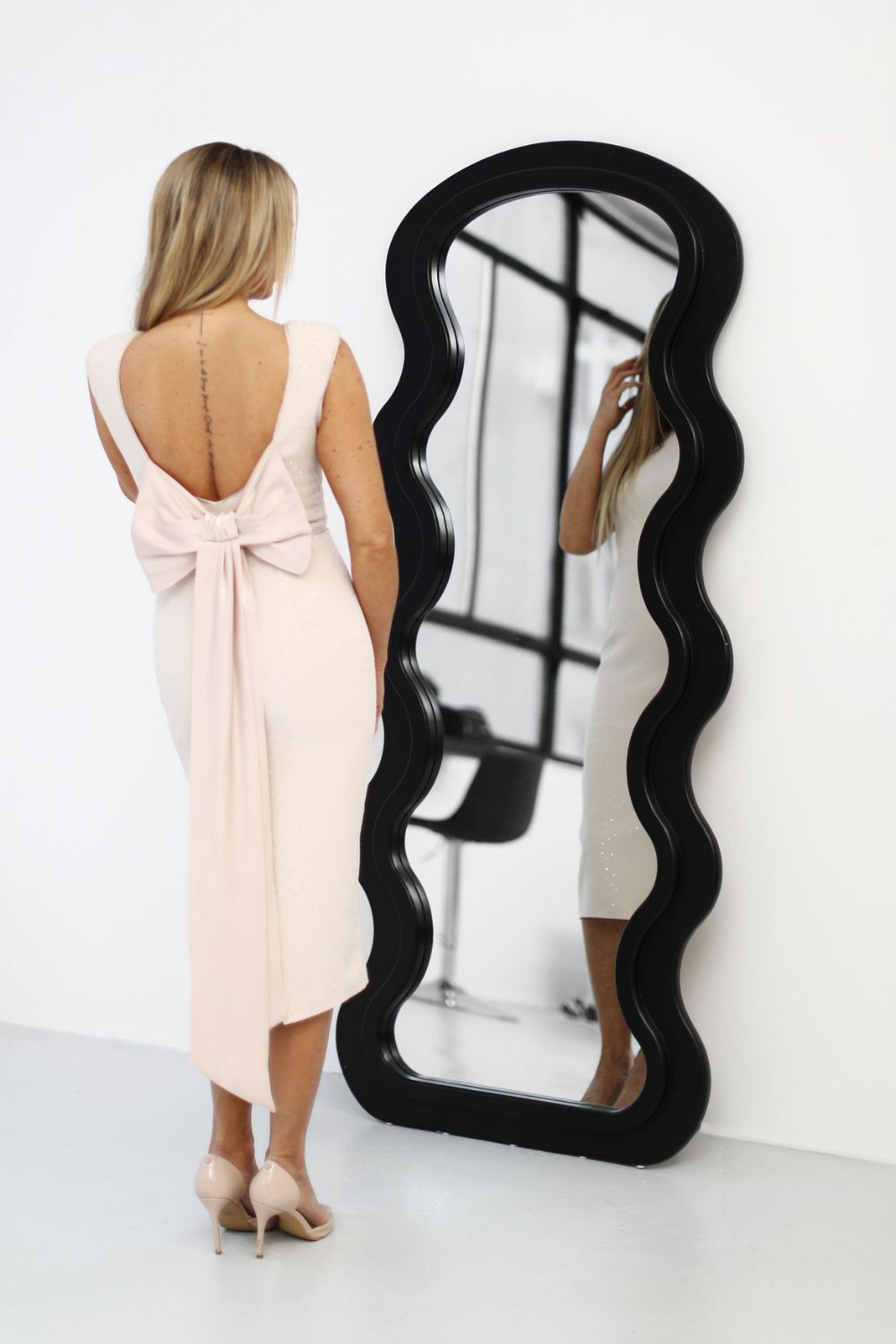 Sukienka Model Iriella Beige Cyrkonie - Jersa - obrazek 3