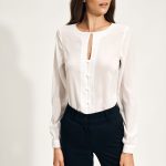 Ecru bluzka z łezką na dekolcie B143 Ecru - Nife
