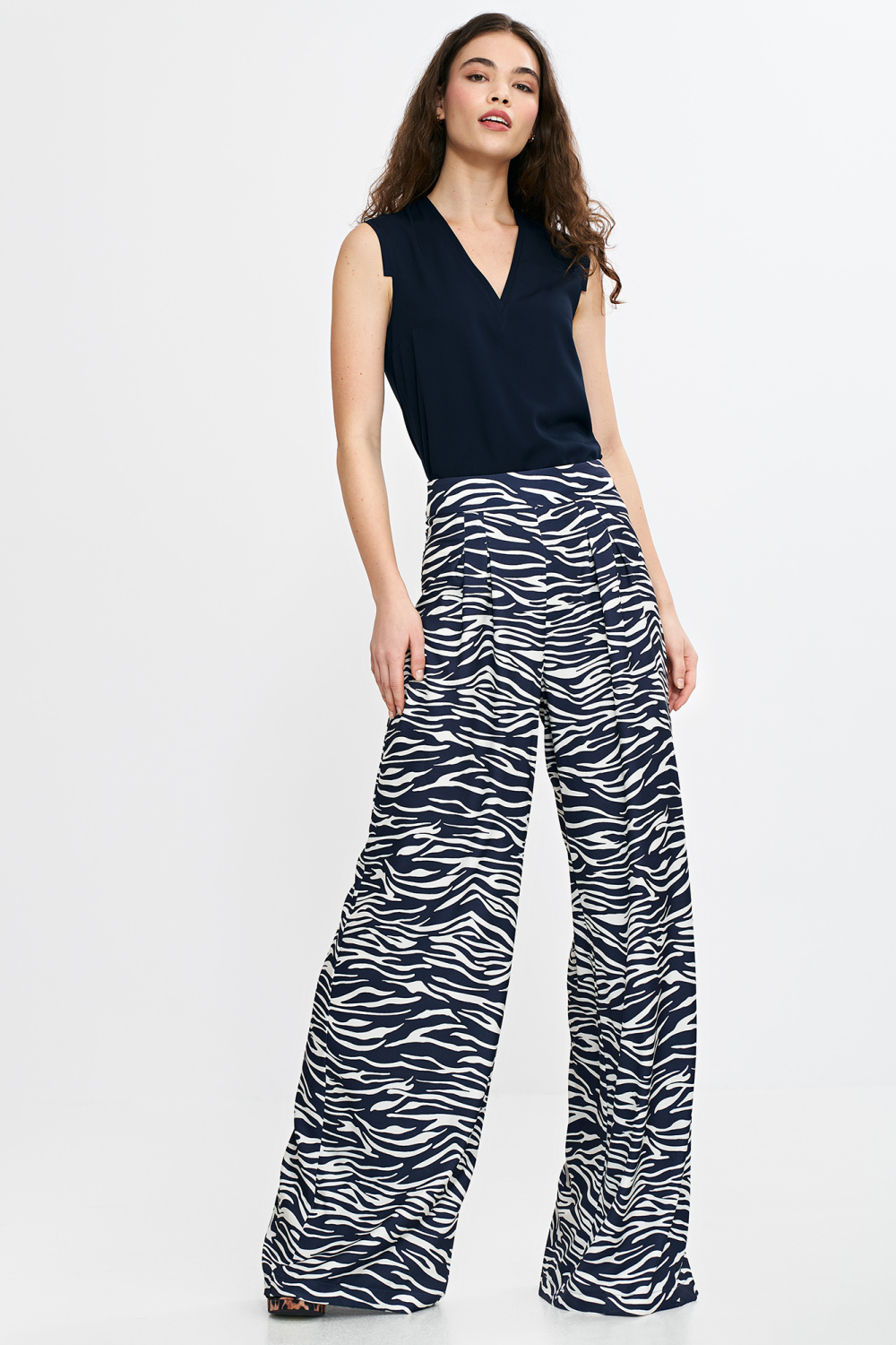 Bluzka bez rękawów z dekoltem V B191 Navy - Nife - obrazek 3