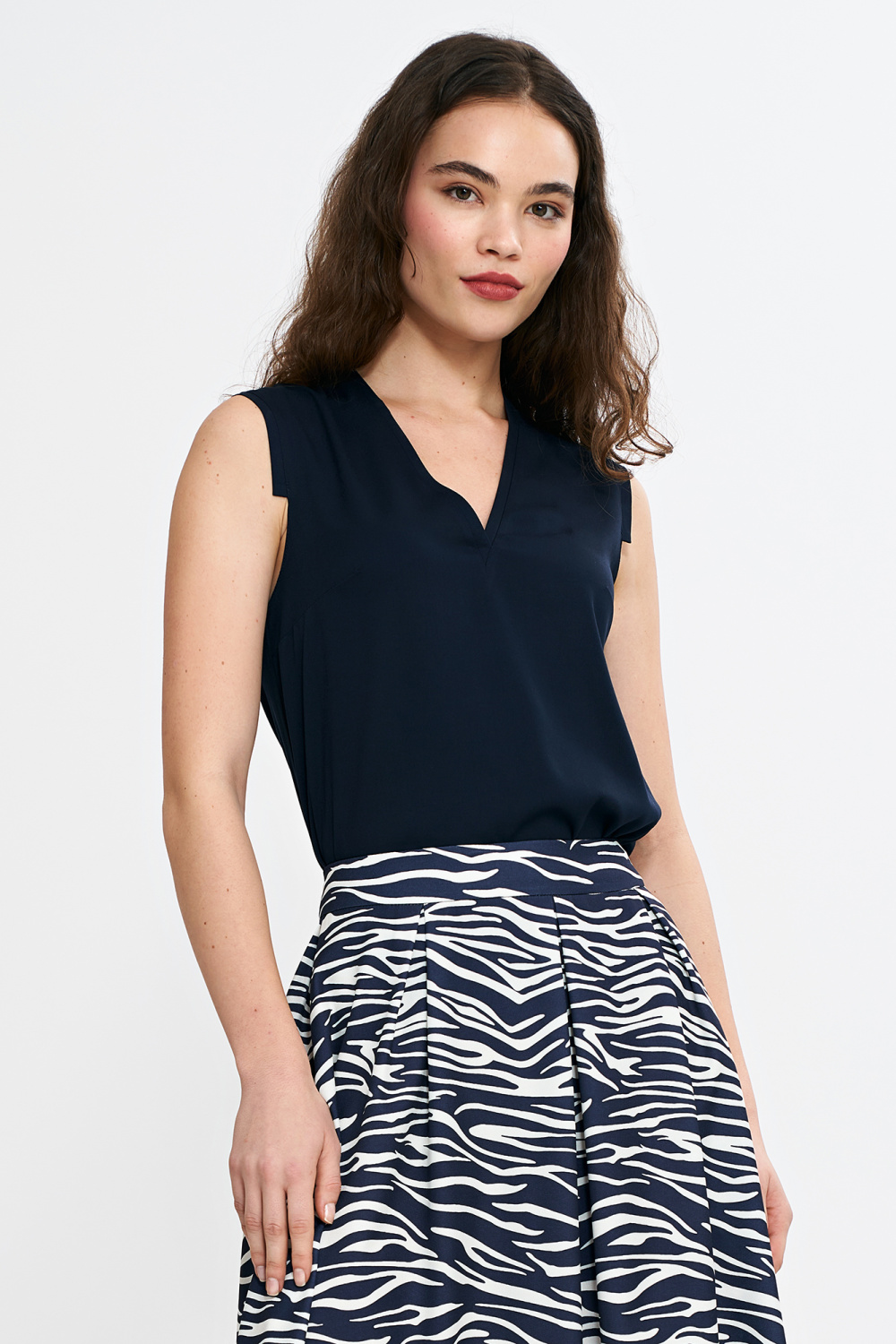 Bluzka bez rękawów z dekoltem V B191 Navy - Nife - obrazek 5