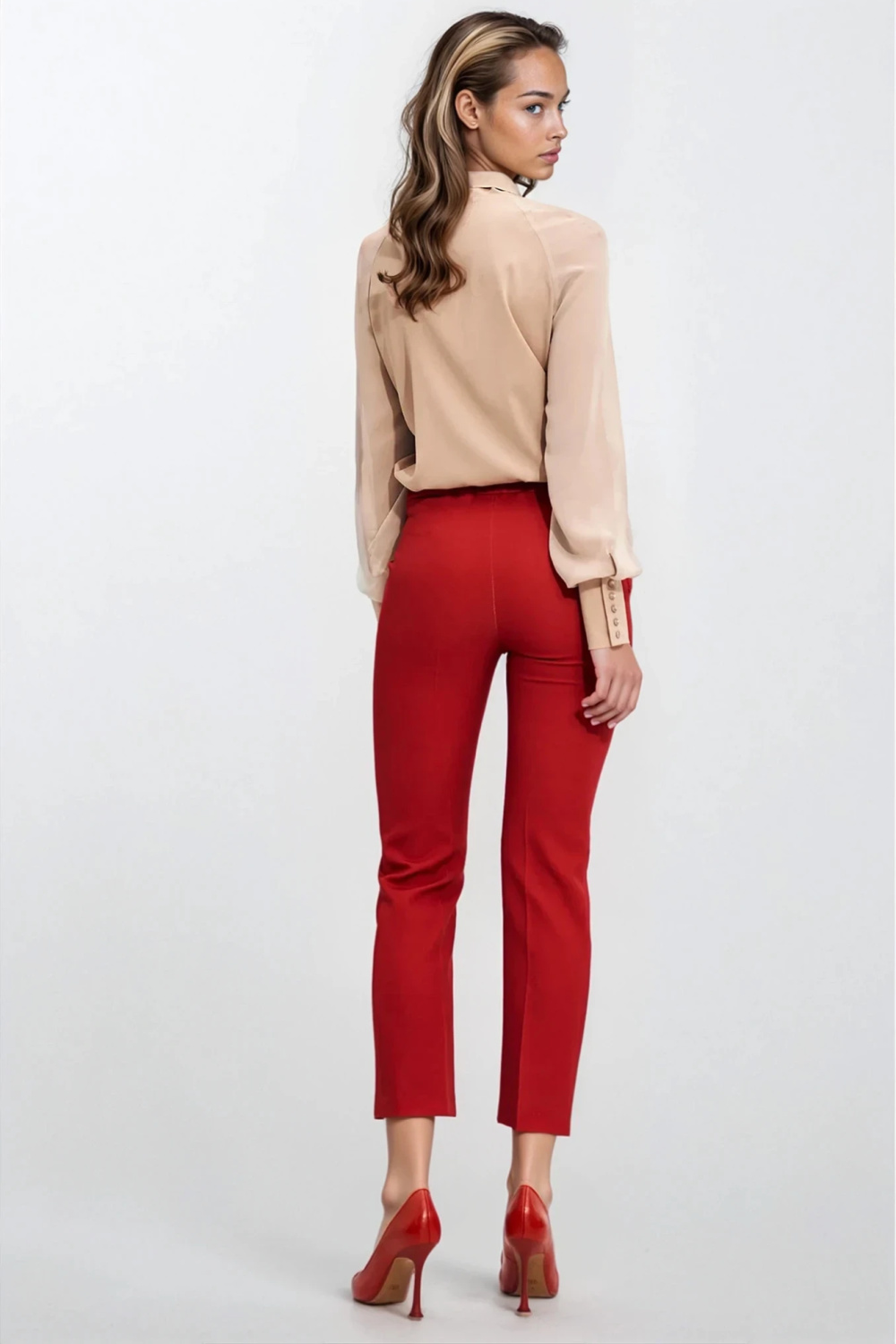 Delikatna beżowa bluzka z szarfą B182 Beige - Nife - obrazek 4