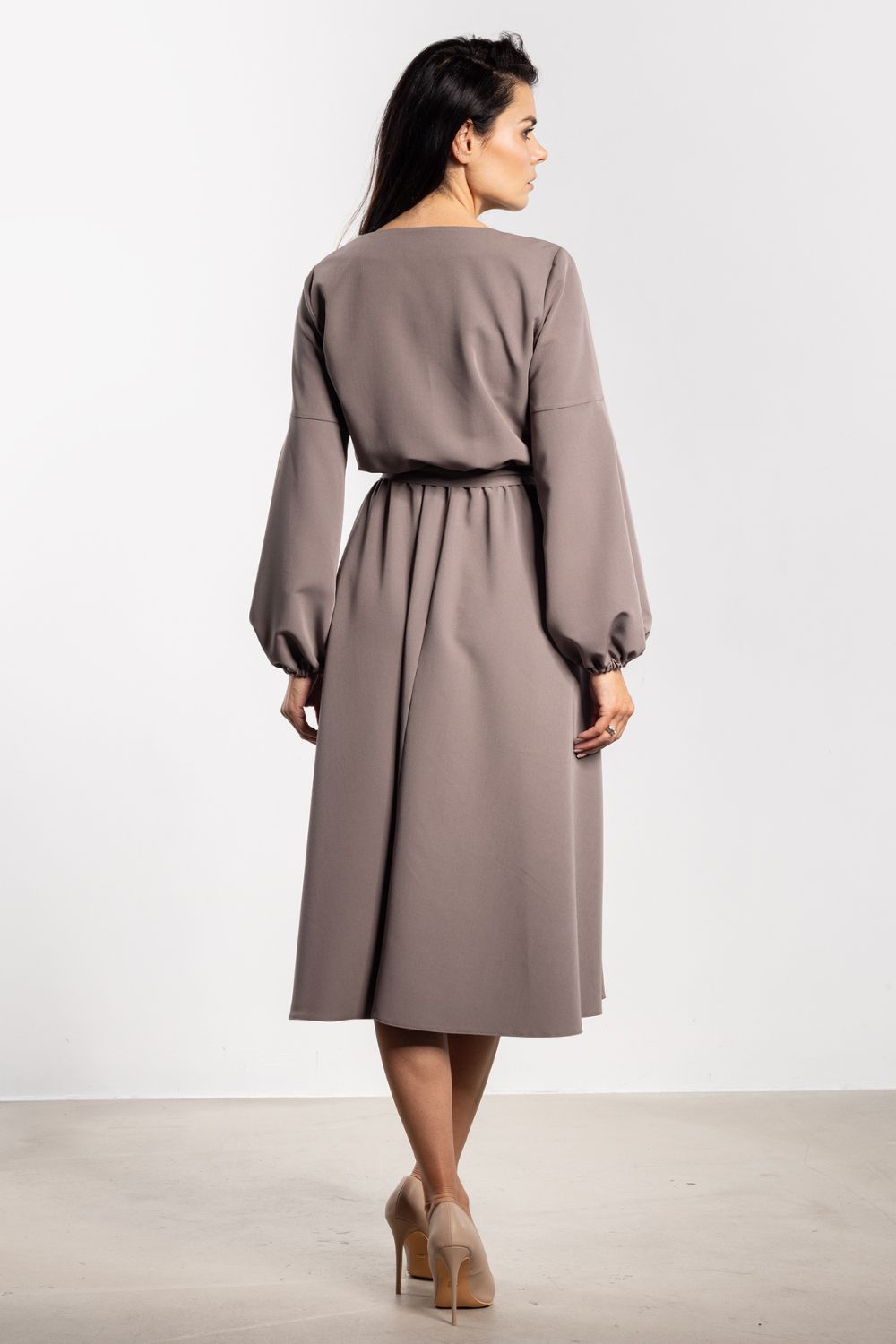 Sukienka Model A742 Taupe - awama - obrazek 4