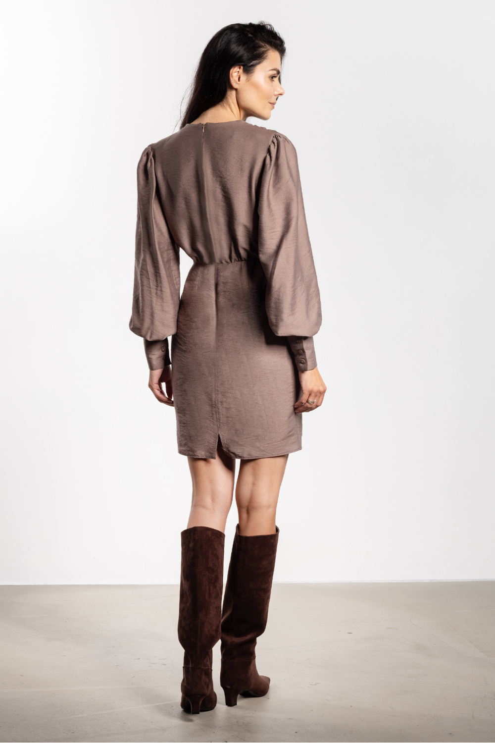 Sukienka Model A734 Taupe - awama - obrazek 4