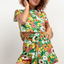 Bluzka Model T408 Kwiaty na zielonym tle – Tessita