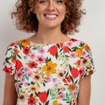Bluzka Model T408 Kwiaty na białym tle – Tessita