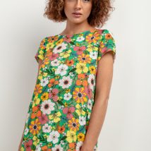 Sukienka Model T409 Kwiaty na zielonym tle – Tessita