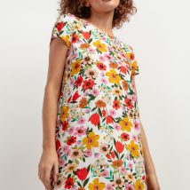 Sukienka Model T409 Kwiaty na białym tle – Tessita