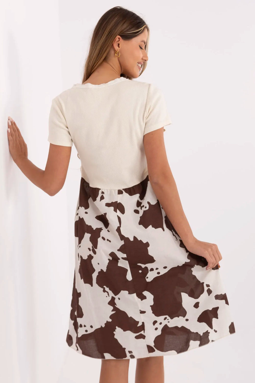 Sukienka Model DHJ-SK-253701.80 Light Beige - Italy Moda - obrazek 4