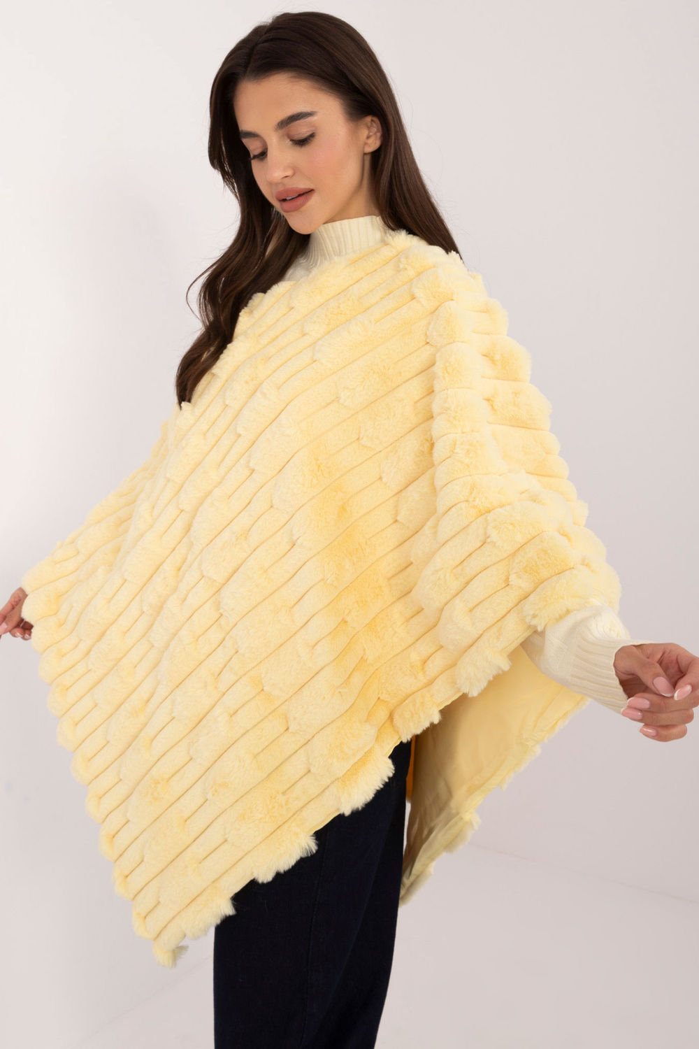 Sweter Ponczo Model AT-PN-2347.88 Light Yellow - AT - obrazek 3