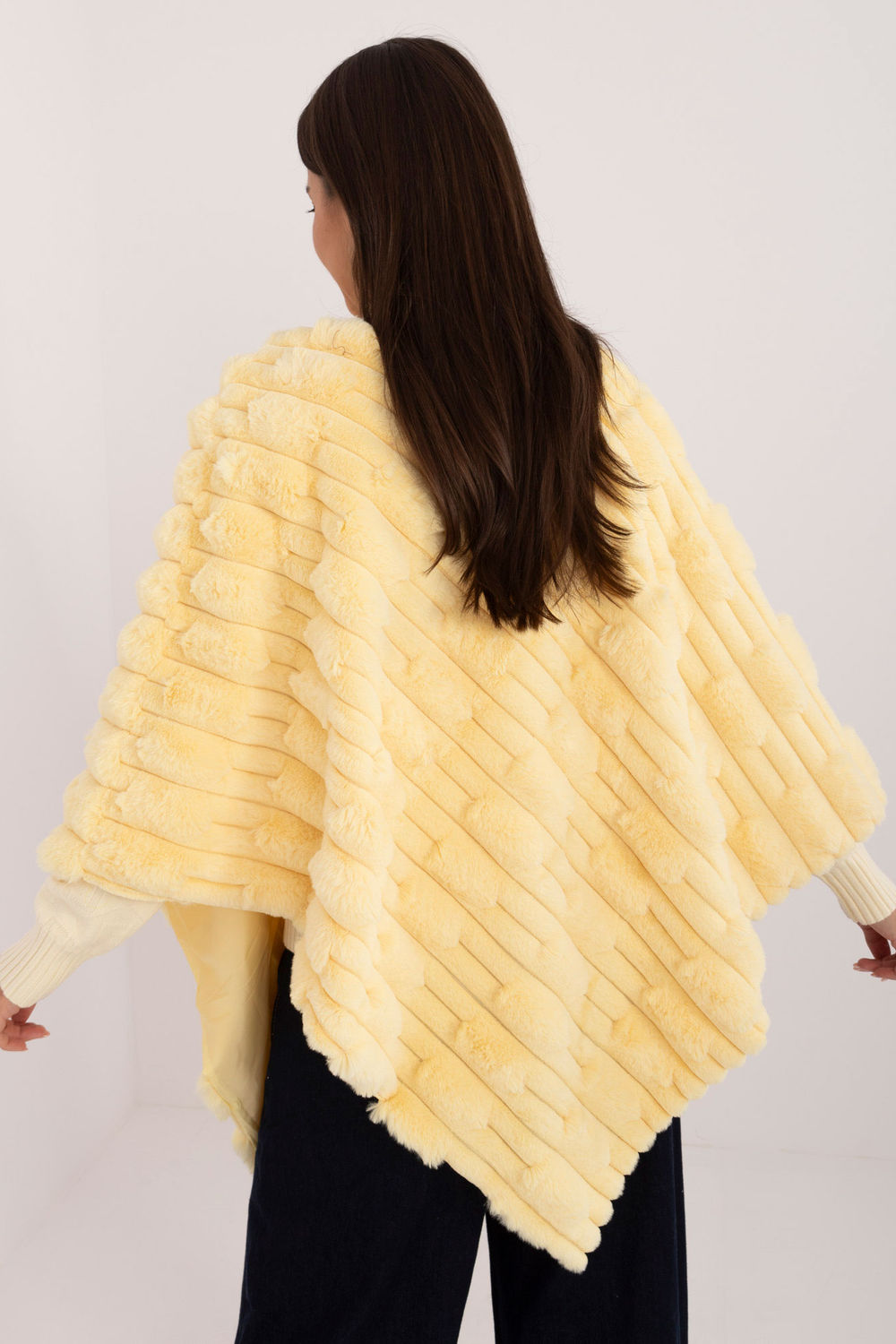 Sweter Ponczo Model AT-PN-2347.88 Light Yellow - AT - obrazek 4